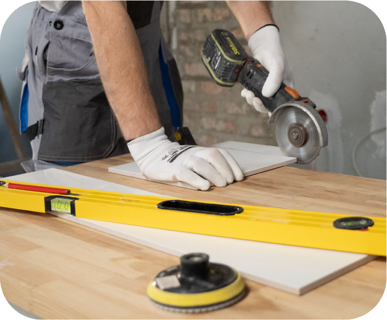 Persona usando herramientas de bricolaje